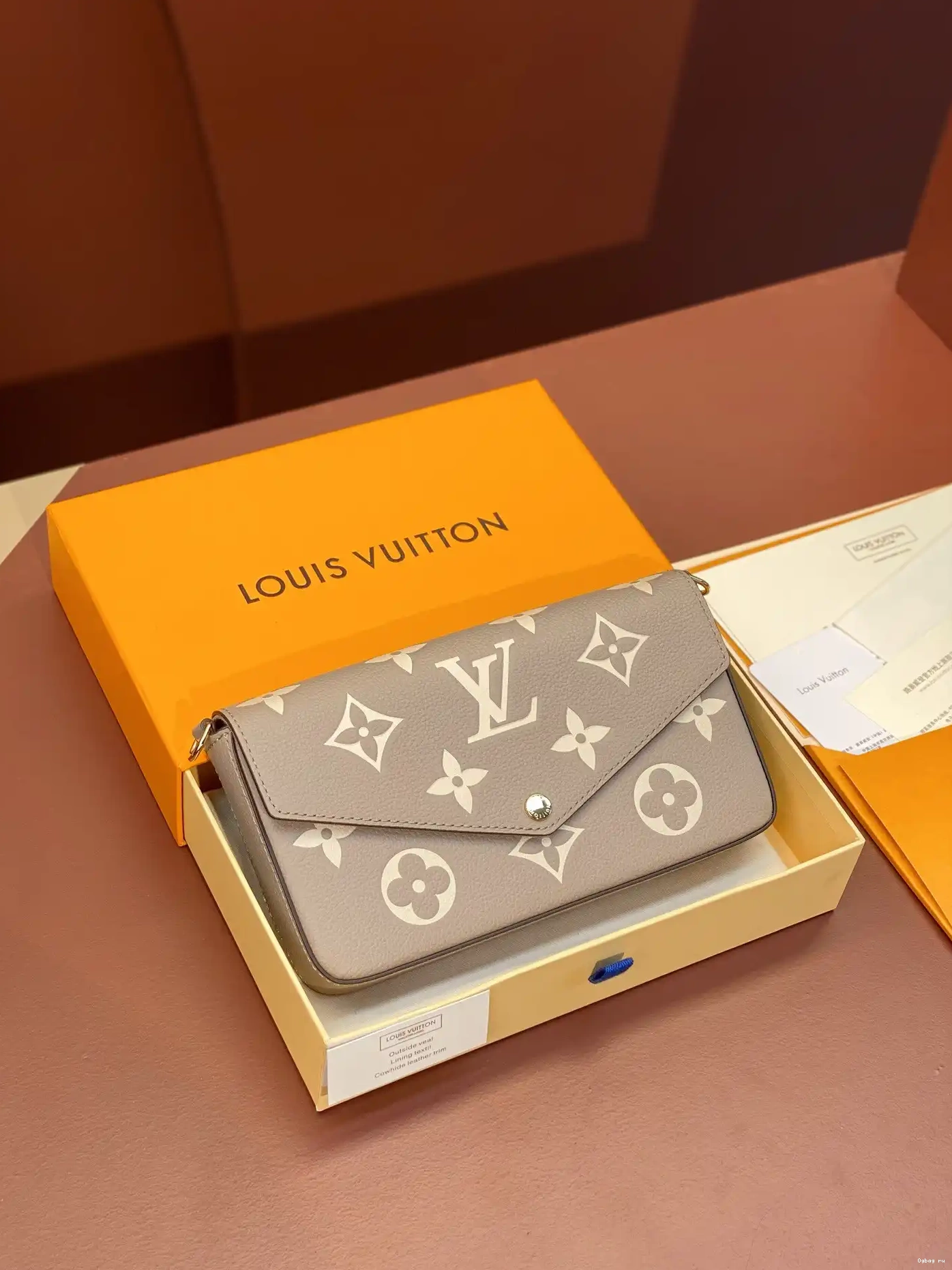 VUITTON POCHETTE LOUIS FÉLICIE 0707